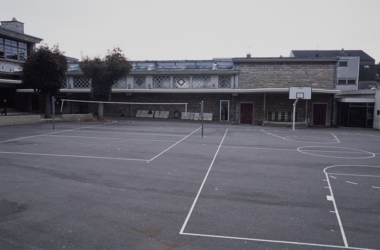 L'ancienne salle des fêtes devenue gymnase, côté cour