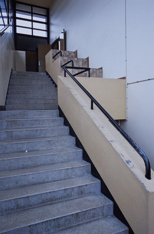 Escalier reliant le rez-de-chaussée et l'étage, implanté à l'extrémité de l'aile côté boulevard