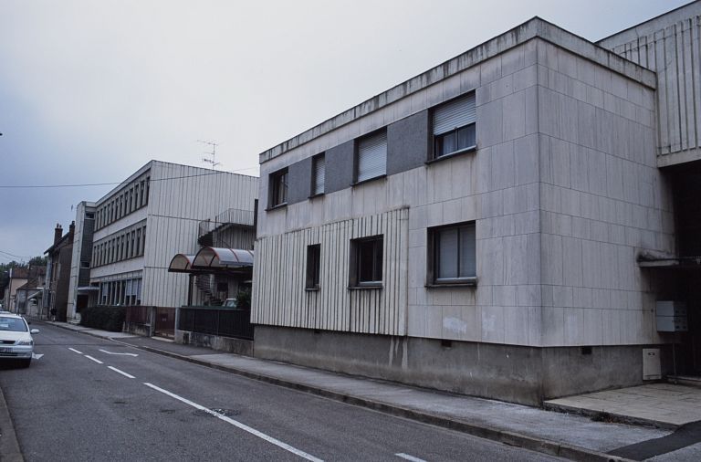 Vue d'ensemble côté rue des bâtiments de l'extension : logements et locaux pédagogiques