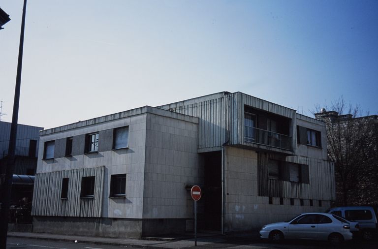 Vue d'ensemble côté rue des bâtiments de l'extension : logements