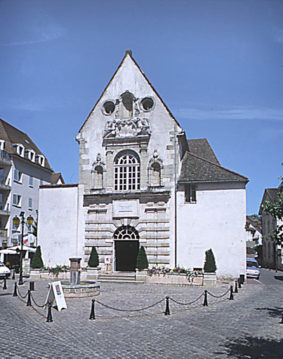 Ancienne église Saint-Etienne, détail du décor de la façade.