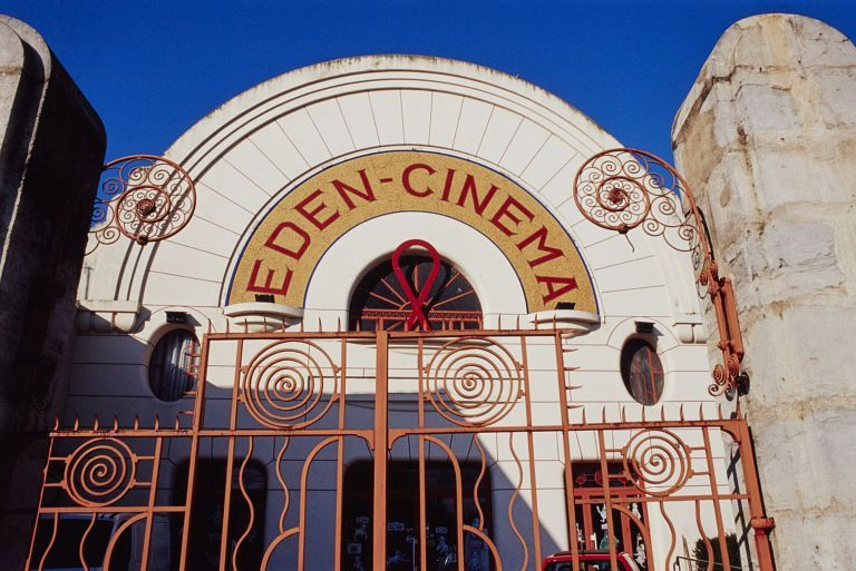 Elévation principale, le fronton et le portail