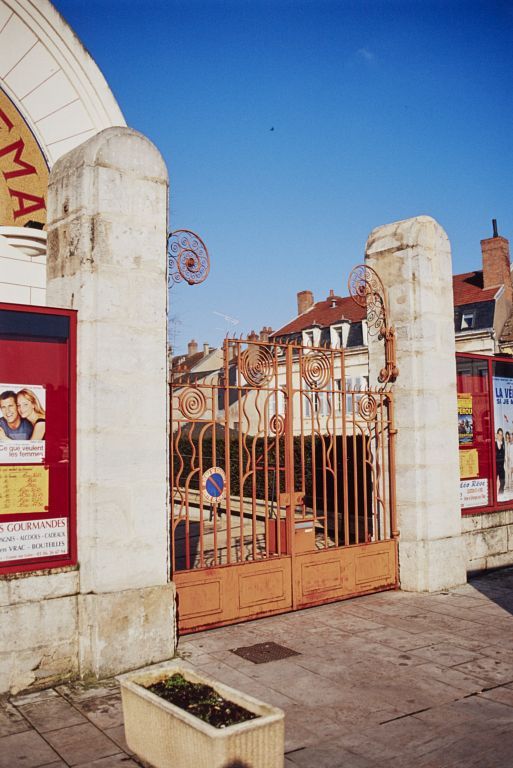 Détail du portail sur la rue Saint-Agnan