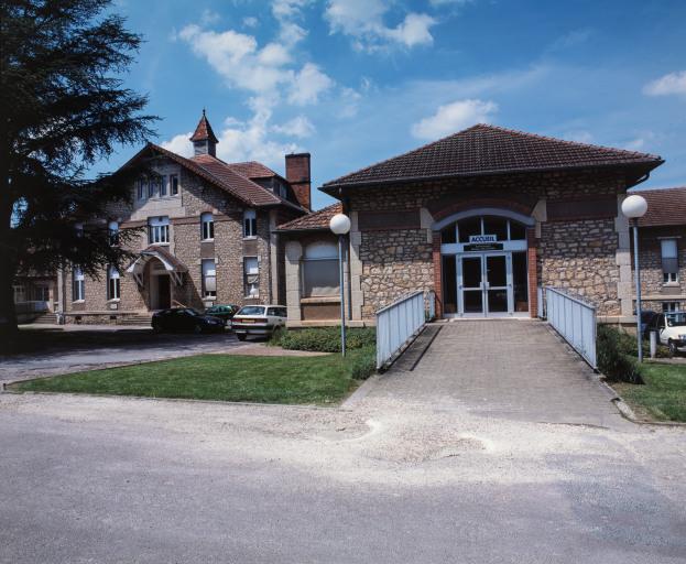 Bâtiment principal et aile droite.
