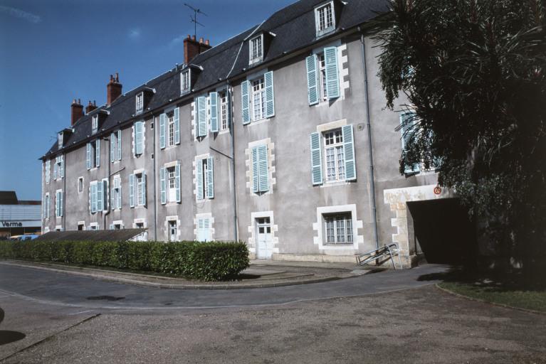 Aile en retour sur la façade postérieure.