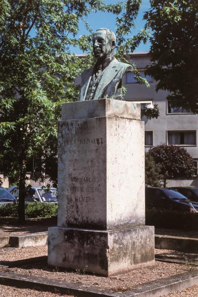 Buste du docteur Jules Renault, vue d'ensemble du monument.