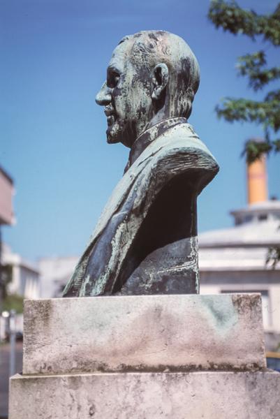 Buste du docteur Jules Renault, vue de profil.