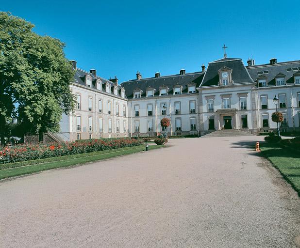 Corps central et aile gauche.