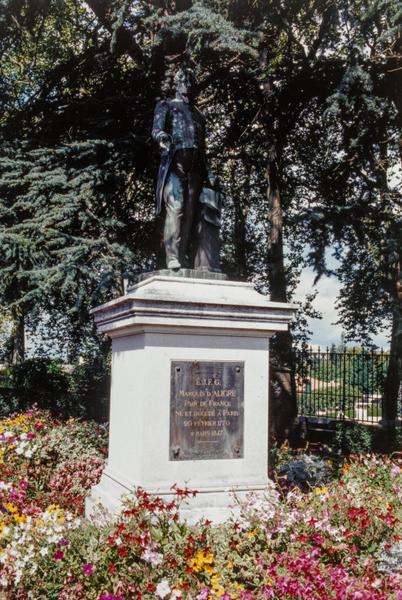 Statue du marquis d'Aligre sur son piédestal, vue d'ensemble.