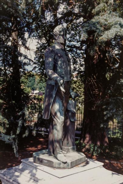 Statue du marquis d'Aligre, vue de trois quarts.