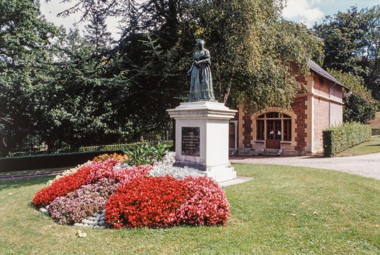 Statue de la marquise d'Aligre sur son piédestal, vue d'ensemble.