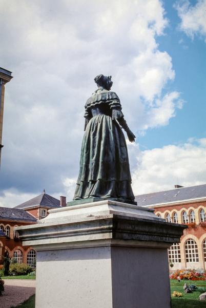 Statue de la marquise d'Aligre, revers.