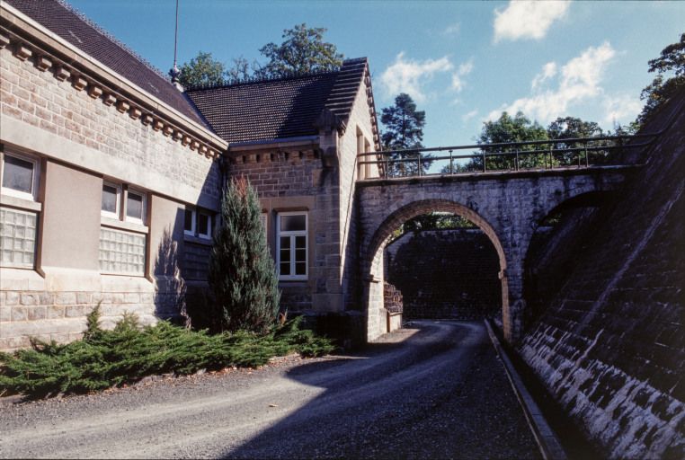 Élévation postérieure et pont-aqueduc.