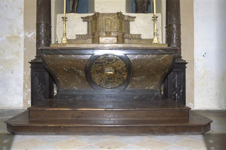 Autel et tabernacle.