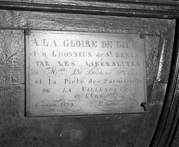 Plaque de cuivre fixée sur le côté gauche de l'autel.