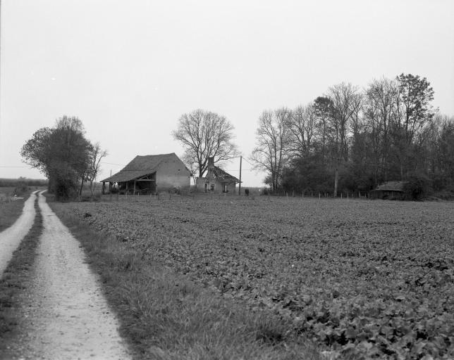 Vestiges de la tuilerie de Chilley, au sud-ouest du bourg.