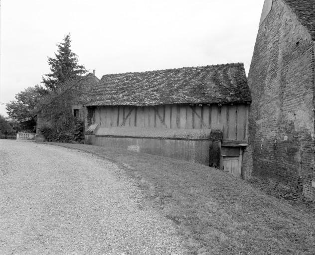 Bâtiment au fond de la cour : élévation postérieure sur cimetière.