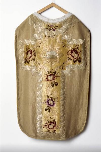 Chasuble dorée.