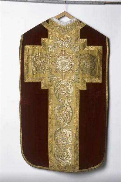 Chasuble rouge.