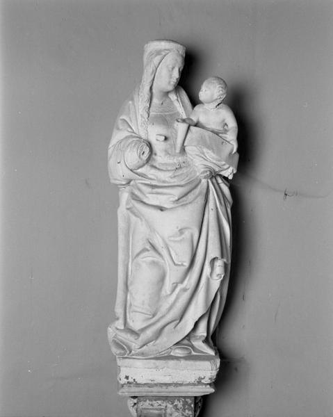 Statue : Vierge à l'Enfant.