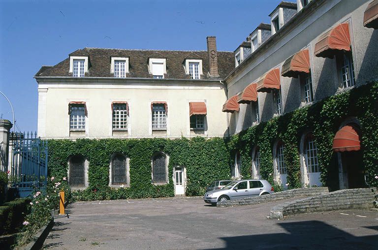 Vue de l'aile gauche depuis la cour.