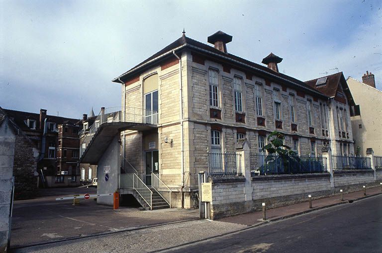 Façade latérale, quai de l'Hôpital.