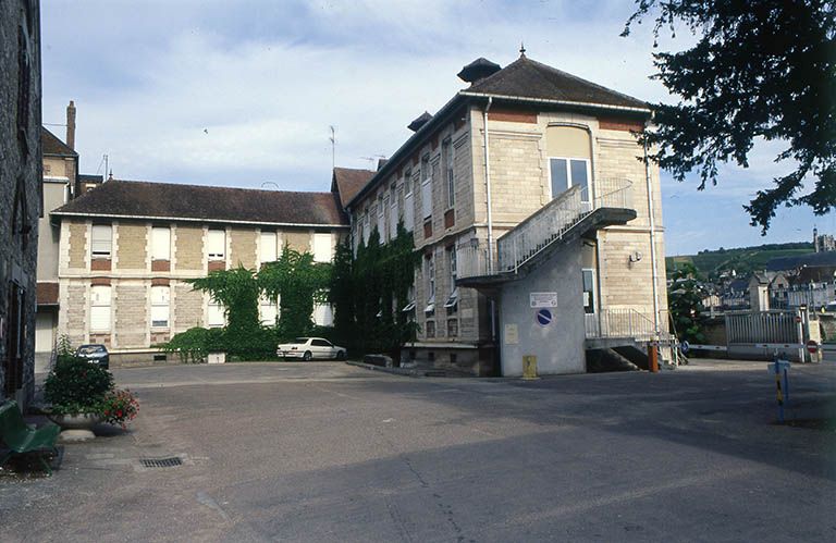 Vue de la cour ; façades postérieures.