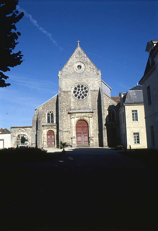 Façade ouest de l'église.