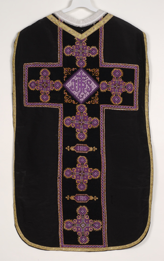 Chasuble noire.