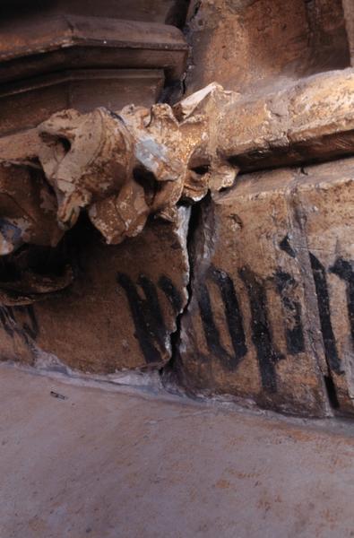 Un détail de l'inscription d'Isaïe, avant restauration.