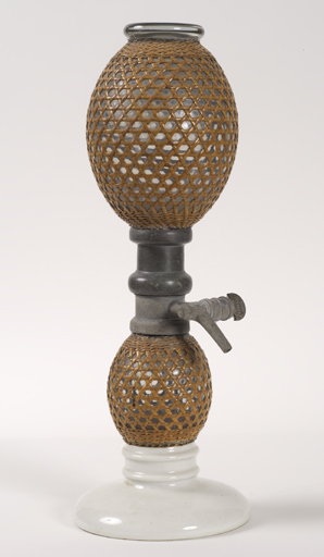 Vue d'ensemble d'une des bouteilles. - © Inventaire général, ADAGP