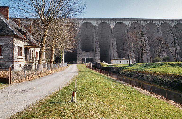 Vue d'aval : maisons et bureaux.