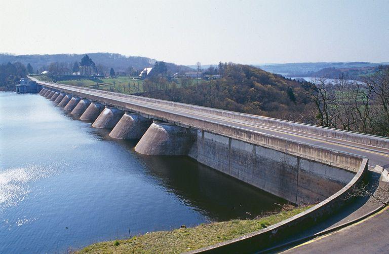 Le barrage, vue d'amont. En arrière-plan, on peut voir le bassin de compensation.