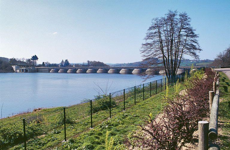 Le barrage, vue d'ensemble d'amont.
