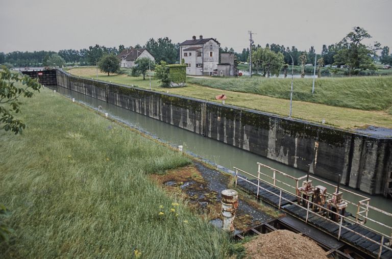Grande écluse sur la Saône.