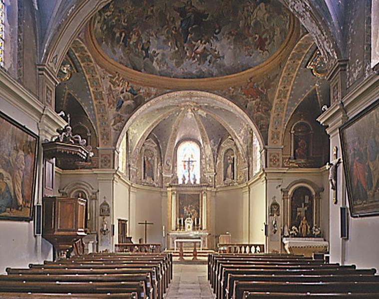 Intérieur, vue d'ensemble prise de l'entrée.