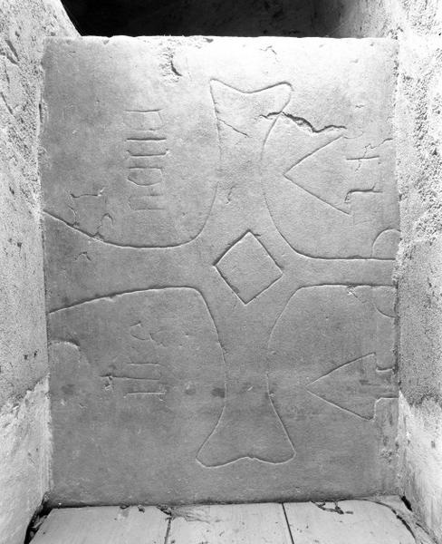 Fragment de dalle funéraire