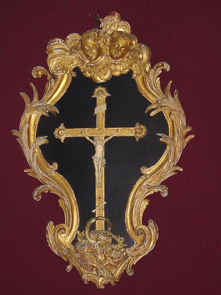 Crucifix et son cadre