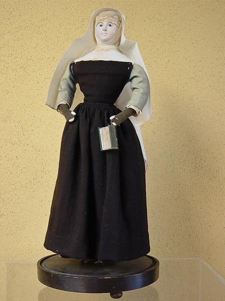 Poupée en habit de soeur de Sainte Marthe.