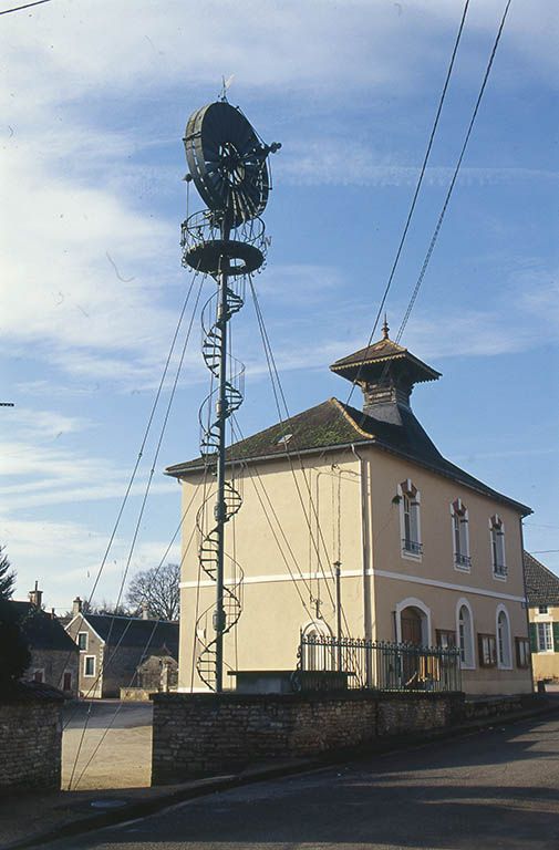 Vue d'ensemble avec la mairie.