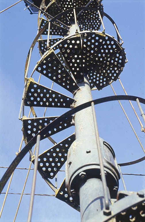 Détail de la colonne et de l'escalier en vis.