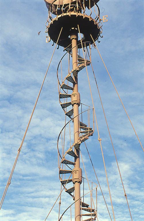 Détail de la colonne et de l'escalier.