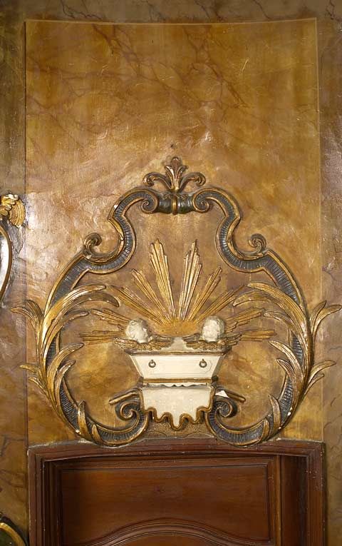 Détail du décor à droite du retable