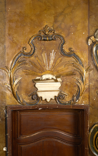 Détail du décor à gauche du retable.