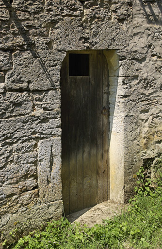 Logis de l'ancienne Maison-Dieu, détail de la porte et des corbeaux sculptés.