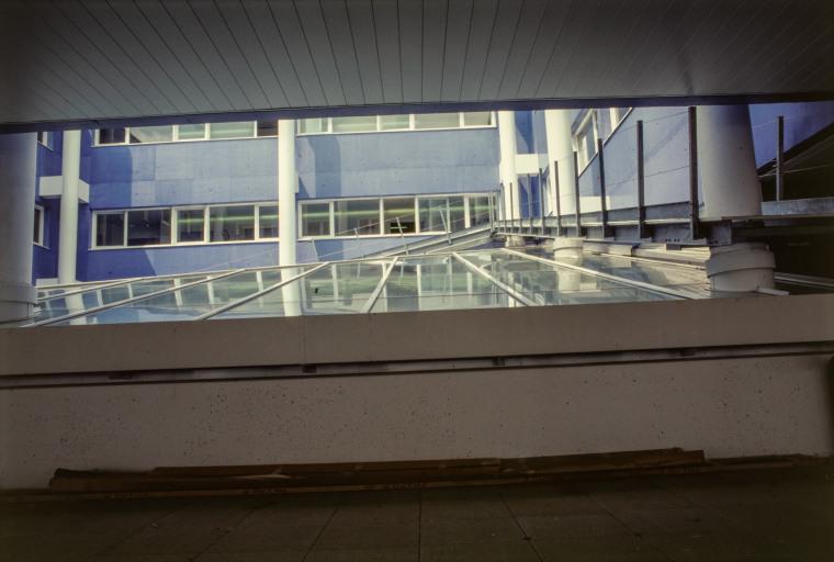 Vue du patio vers les salles d'opération.