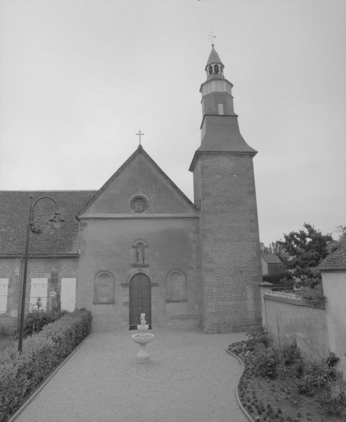 Vue d'ensemble de la façade antérieure du bâtiment.