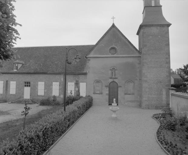 Vue d'ensemble de la façade antérieure du bâtiment.