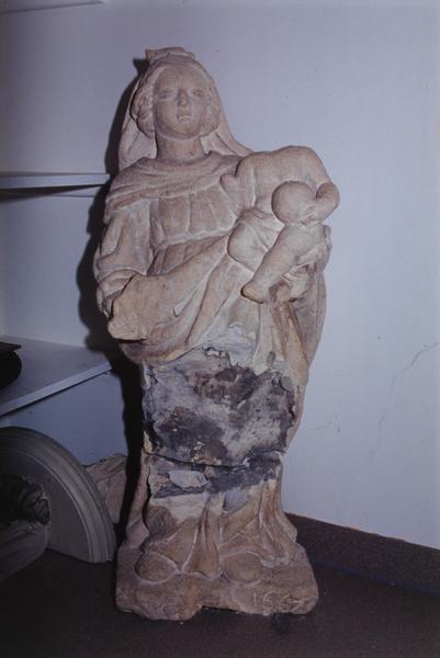 Statue : vierge à l'enfant