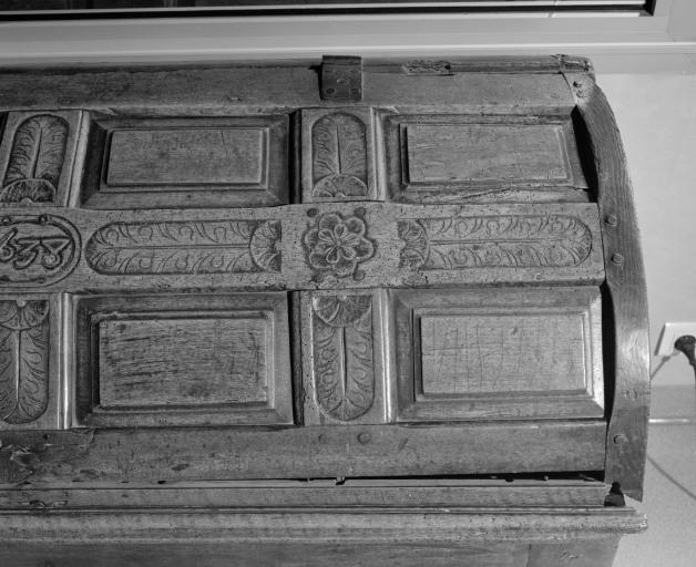 Détail du dessus du coffre.